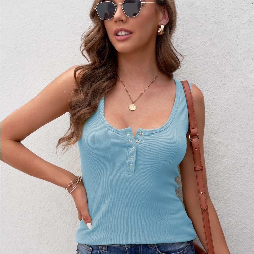 LAST! Scoopneck Quarter Button Tank